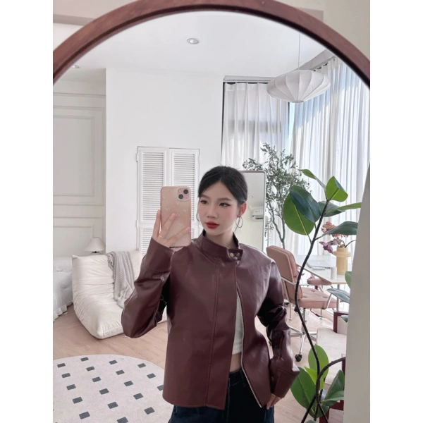 Áo khoác da mang lại cảm giác mạnh mẽ và “đột phá” trong nhiều bối cảnh, tuy nhiên không phải lúc nào cũng là lựa chọn tối ưu. (Ảnh 4) Áo khoác da mang lại cảm giác mạnh mẽ và “đột phá” trong nhiều bối cảnh, tuy nhiên không phải lúc nào cũng là lựa chọn tối ưu. (Ảnh 4)