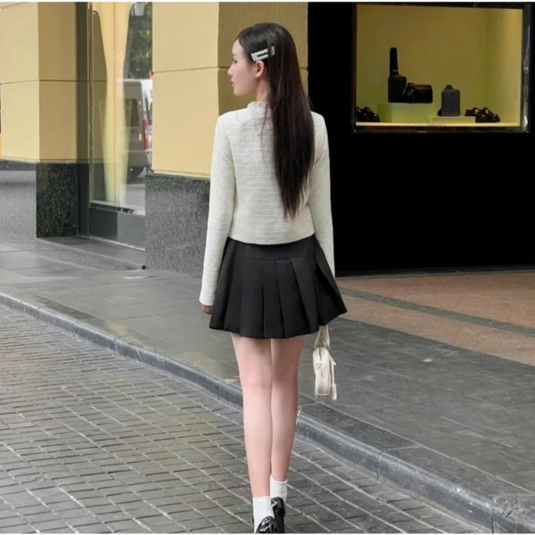 Để bạn không còn phải “đốn đầu” suy nghĩ khi gặp chiếc áo này, dưới đây là một số bộ trang phục hoàn chỉnh, đồng thời giới thiệu một mẫu áo khoác dạ tweed đang được nhiều người ưa chuộng trên thị trường. (Ảnh 5)