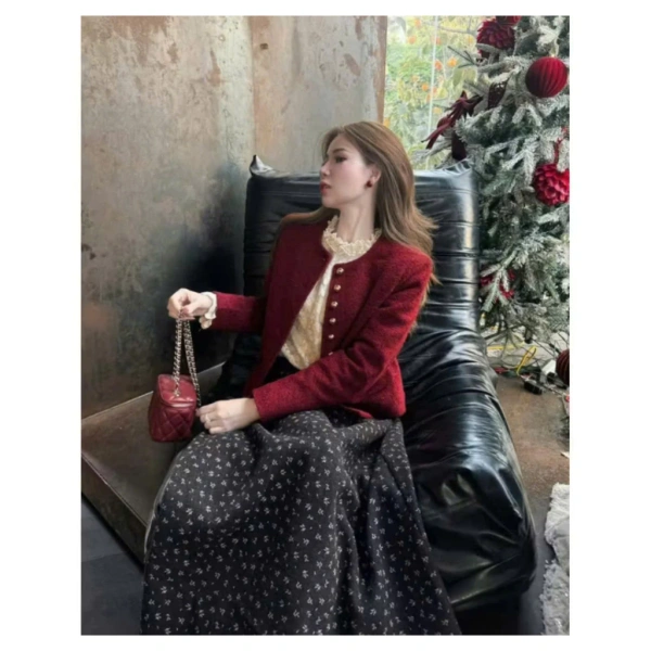 Để tận dụng tối đa tiềm năng của áo khoác dạ tweed ngắn, người mặc cần chú ý tới cách “xếp lớp” (layering) và màu sắc phối hợp. (Ảnh 4) Để tận dụng tối đa tiềm năng của áo khoác dạ tweed ngắn, người mặc cần chú ý tới cách “xếp lớp” (layering) và màu sắc phối hợp. (Ảnh 4)