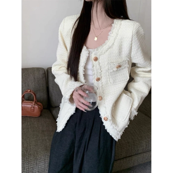 Tweed là loại vải được phát triển ở Scotland và Ireland vào thế kỷ 19, nổi tiếng với độ bền cao, khả năng chịu lạnh và họa tiết “hạt” xen kẽ màu sắc tự nhiên. (Ảnh 2)