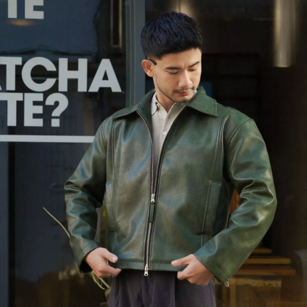 Áo khoác da zip dạng crop bằng microfiber trông nhẹ nhàng, nhưng thực tế lại làm da tay cảm thấy khó chịu khi mặc lâu. - Ảnh 3