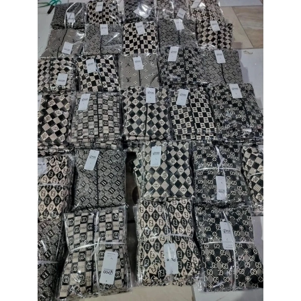 Giày thể thao thường có đế dày, độ bám tốt, thích hợp cho những buổi dạo phố dài. (Ảnh 3)