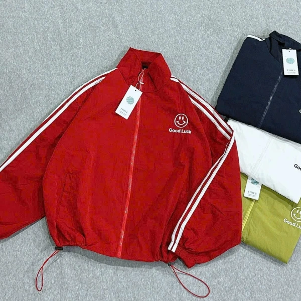 Áo khoác dù croptop thường được thiết kế với hai lớp vải: lớp trong nhẹ nhàng, lớp ngoài dày dặn để chịu gió và chắn nắng. (Ảnh 2) Áo khoác dù croptop thường được thiết kế với hai lớp vải: lớp trong nhẹ nhàng, lớp ngoài dày dặn để chịu gió và chắn nắng. (Ảnh 2)