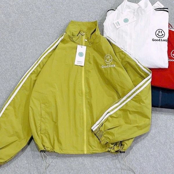 Khác với các áo thường, áo khoác dù croptop có freesize (được thiết kế cho người dưới 60 kg) và có thể dao động màu sắc từ đậm tới nhạt tùy ánh sáng. (Ảnh 4) Khác với các áo thường, áo khoác dù croptop có freesize (được thiết kế cho người dưới 60 kg) và có thể dao động màu sắc từ đậm tới nhạt tùy ánh sáng. (Ảnh 4)