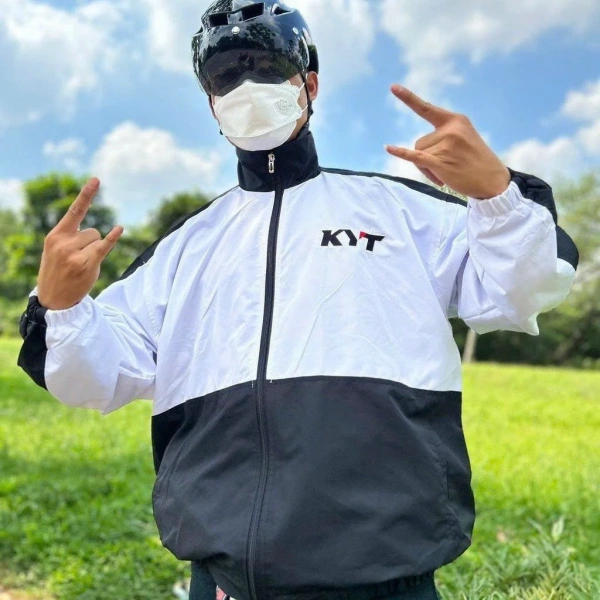 Khi gập lại, mỗi lớp vải vẫn giữ nguyên độ dày, không như áo gió nhẹ hoặc áo khoác mỏng có thể ép lại thành một lớp mỏng. (Ảnh 2)