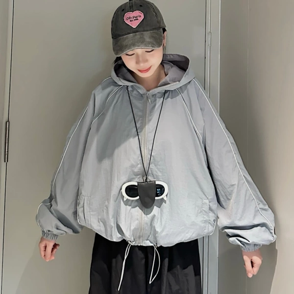 Áo khoác Jemcloset được làm từ chất vải dù mịn, nhẹ, có độ xốp giúp hứng nước và nhanh khô. (Ảnh 2) Áo khoác Jemcloset được làm từ chất vải dù mịn, nhẹ, có độ xốp giúp hứng nước và nhanh khô. (Ảnh 2)