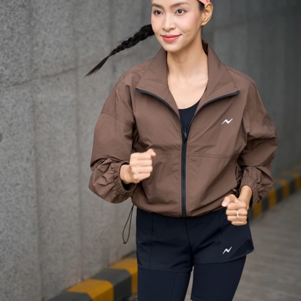 Áo khoác gió dáng boxy hứa hẹn nhẹ nhàng và năng động, nhưng thực tế lại gây cảm giác bứt hơi trong những ngày se lạnh - Ảnh 2 Áo khoác gió dáng boxy hứa hẹn nhẹ nhàng và năng động, nhưng thực tế lại gây cảm giác bứt hơi trong những ngày se lạnh - Ảnh 2