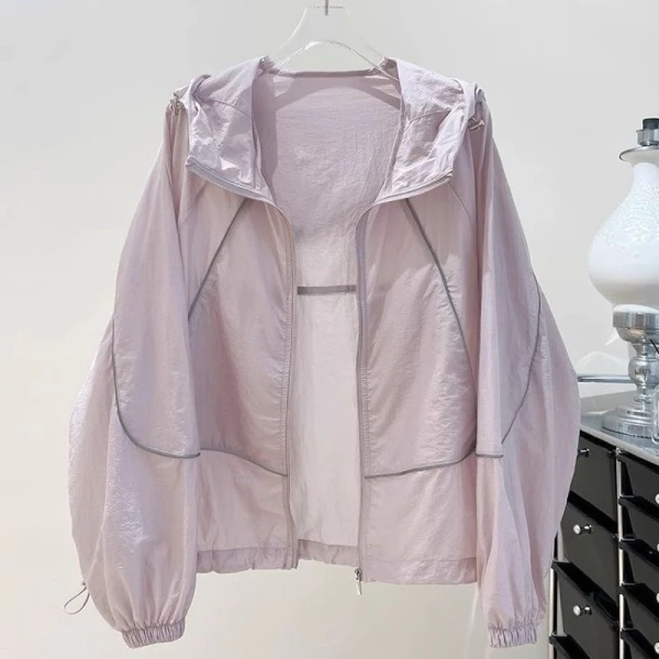 Áo khoác gió dù siêu mỏng nhẹ (còn gọi là “windbreaker”) được thiết kế dựa trên công nghệ vải dù polyurethan (PU) hoặc polyester phủ lớp polymer đặc biệt. (Ảnh 2) Áo khoác gió dù siêu mỏng nhẹ (còn gọi là “windbreaker”) được thiết kế dựa trên công nghệ vải dù polyurethan (PU) hoặc polyester phủ lớp polymer đặc biệt. (Ảnh 2)