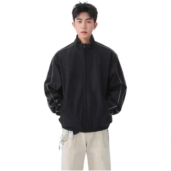 Vải gió tráng cao cấp, thường là polyester hoặc nylon được xử lý đặc biệt, không chỉ giúp giảm trọng lượng mà còn giữ form tốt sau nhiều lần giặt và sấy khô. (Ảnh 3)