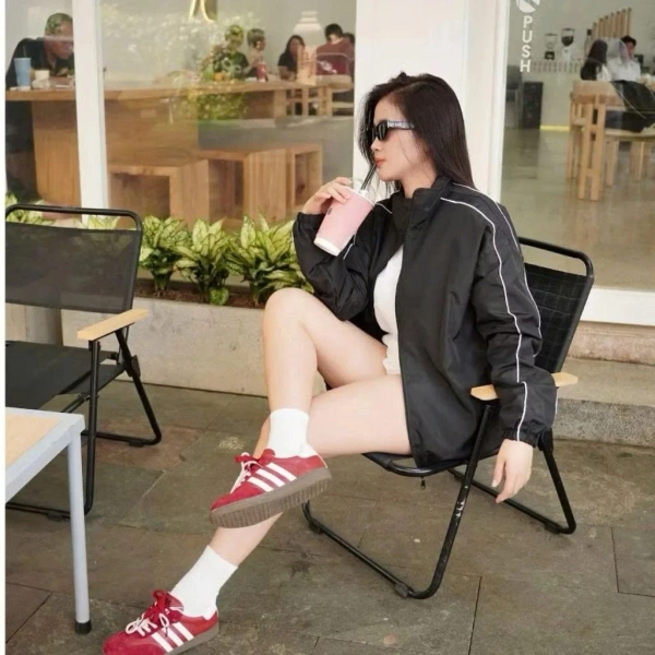 Ở đây, câu hỏi quan trọng nhất không phải “màu nào thời thượng”, mà là “màu nào thực sự dễ phối và giảm thiểu rủi ro khi xuất hiện trong các bối cảnh thời trang đa dạng”. (Ảnh 4)