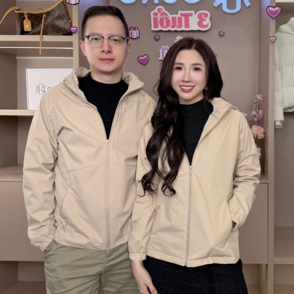 Đặc biệt, thiết kế rộng trẻ trung của GUNO cho phép bạn mặc áo bên trong áo khoác mà không cảm thấy chật, đồng thời tạo phong cách “layering” hiện đại. (Ảnh 5) Đặc biệt, thiết kế rộng trẻ trung của GUNO cho phép bạn mặc áo bên trong áo khoác mà không cảm thấy chật, đồng thời tạo phong cách “layering” hiện đại. (Ảnh 5)