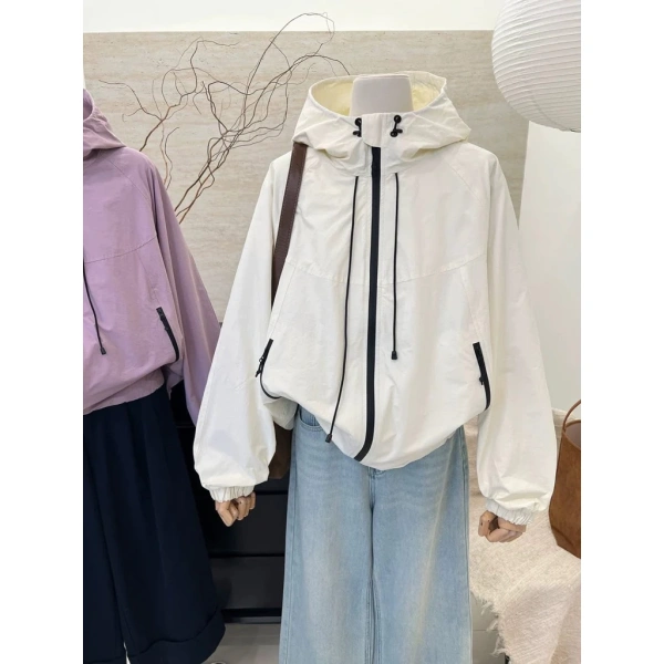 Trong thị trường hiện nay, một mẫu áo khoác gió 2 lớp chất kaki với lớp lót lụa mềm mịn đang thu hút sự chú ý. (Ảnh 5)