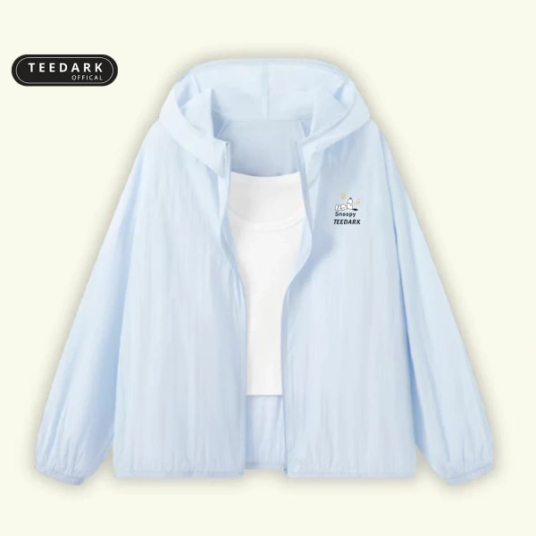 Áo khoác gió một lớp thường được làm từ các loại vải tổng hợp nhẹ như polyester, nylon hoặc polyamide, được xử lý để tạo ra bề mặt không thấm nước nhưng vẫn thoáng khí. (Ảnh 2)