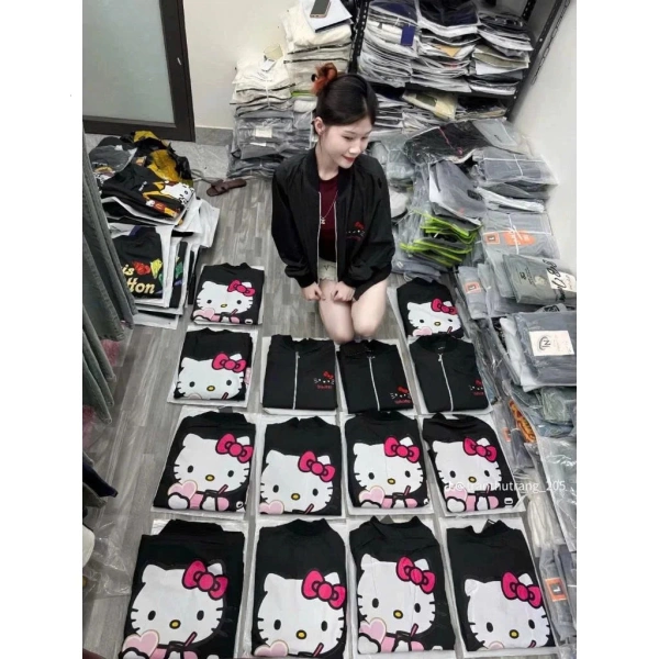 Trong số nhiều lựa chọn trên thị trường, mẫu áo khoác gió Áo Khoác Gió Nam Nữ Boy Phố In Hình MÈO KITTI 2 Lớp Bo Gân Mới (giá khuyến mãi 135.000 VND) thu hút sự chú ý nhờ thiết kế trẻ trung và chất liệu được quảng cáo là “gió loại 1 mềm mịn”. (Ảnh 5) Trong số nhiều lựa chọn trên thị trường, mẫu áo khoác gió Áo Khoác Gió Nam Nữ Boy Phố In Hình MÈO KITTI 2 Lớp Bo Gân Mới (giá khuyến mãi 135.000 VND) thu hút sự chú ý nhờ thiết kế trẻ trung và chất liệu được quảng cáo là “gió loại 1 mềm mịn”. (Ảnh 5)