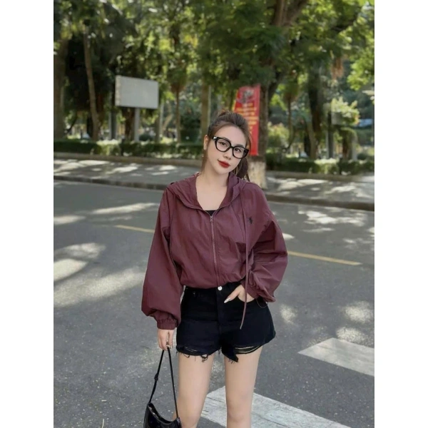 Khác với áo khoác dày, áo gió 2 lớp thường được xem là “đồ nhẹ” nên người dùng ít dành thời gian kiểm tra chi tiết sau mỗi lần giặt. (Ảnh 2) Khác với áo khoác dày, áo gió 2 lớp thường được xem là “đồ nhẹ” nên người dùng ít dành thời gian kiểm tra chi tiết sau mỗi lần giặt. (Ảnh 2)