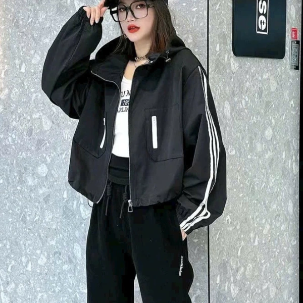 Ví dụ, áo khoác gió Nữ Lót lụa free size của shop Long có đường link mua hàng tại đây, giá giảm ưu đãi là 99.000 VNĐ, đồng thời cung cấp các hình ảnh thực tế và bảng kích thước để người mua tham khảo. (Ảnh 5) Ví dụ, áo khoác gió Nữ Lót lụa free size của shop Long có đường link mua hàng tại đây, giá giảm ưu đãi là 99.000 VNĐ, đồng thời cung cấp các hình ảnh thực tế và bảng kích thước để người mua tham khảo. (Ảnh 5)