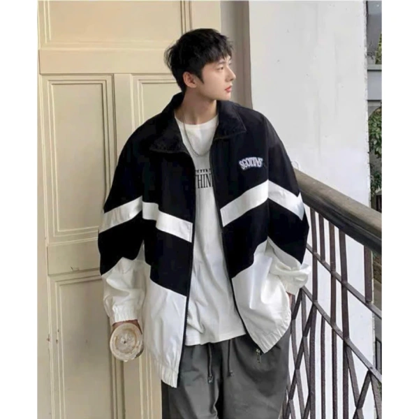 Nếu bạn thường xuyên ra ngoài trong môi trường cực lạnh, có thể cân nhắc đeo lớp áo phản xạ nhiệt (thermal shirt) bên trong áo gió. (Ảnh 5)