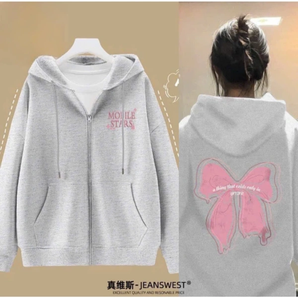 Một lựa chọn đáng cân nhắc cho những ai thích phong cách “oversized” nhưng vẫn muốn giữ được độ nhẹ nhàng trong việc di chuyển là mẫu Áo Khoác Hoodie In Nơ Kiểu Nổi Chất Vải Dày Mịn Dáng Rộng Phong Cách. (Ảnh 4) Một lựa chọn đáng cân nhắc cho những ai thích phong cách “oversized” nhưng vẫn muốn giữ được độ nhẹ nhàng trong việc di chuyển là mẫu Áo Khoác Hoodie In Nơ Kiểu Nổi Chất Vải Dày Mịn Dáng Rộng Phong Cách. (Ảnh 4)