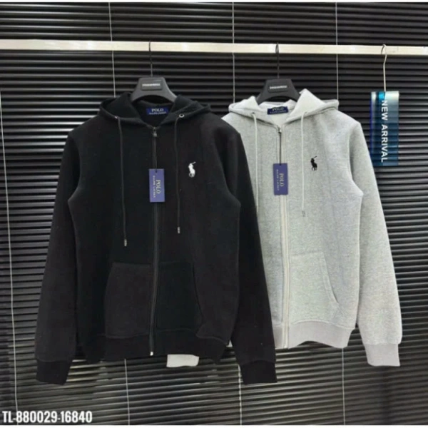 Với “Áo Khoác Hoodie Zip Nam Nữ Nỉ Bông Thêu Hình Ngựa Trước Ngực”, điểm mạnh là họa tiết bắt mắt và chất liệu ấm, trong khi yếu điểm là túi áo không đáp ứng tốt nhu cầu mang điện thoại. (Ảnh 3)