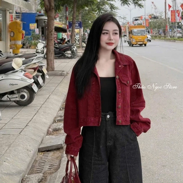Những chiếc áo khoác jean hiện nay thường gặp phải vấn đề “cứng nhắc” và “nặng nề”. (Ảnh 2) Những chiếc áo khoác jean hiện nay thường gặp phải vấn đề “cứng nhắc” và “nặng nề”. (Ảnh 2)
