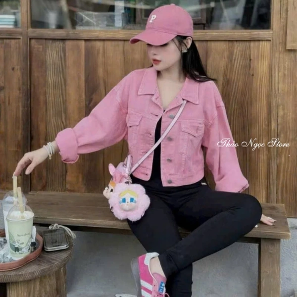 Thị trường hiện nay có nhiều lựa chọn áo khoác cho mùa thu: áo bomber, áo len oversize, áo gió bomber, và áo khoác da. (Ảnh 3) Thị trường hiện nay có nhiều lựa chọn áo khoác cho mùa thu: áo bomber, áo len oversize, áo gió bomber, và áo khoác da. (Ảnh 3)