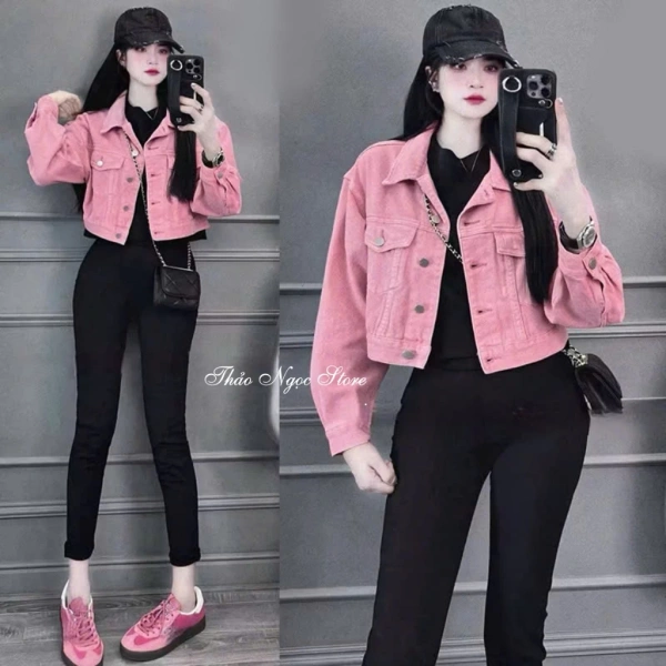 Áo khoác jean nữ croptop 2 túi nắp tay dài màu Hồng Pastel mang đến sự kết hợp hoàn hảo giữa độ ấm, tính năng thời trang và mức giá phải chăng. (Ảnh 5) Áo khoác jean nữ croptop 2 túi nắp tay dài màu Hồng Pastel mang đến sự kết hợp hoàn hảo giữa độ ấm, tính năng thời trang và mức giá phải chăng. (Ảnh 5)