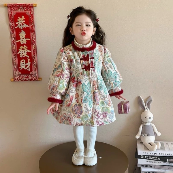 Áo khoác kiểu váy thường được làm từ vải trầm bông (có thể là cotton hoặc polyester pha trộn). (Ảnh 2) Áo khoác kiểu váy thường được làm từ vải trầm bông (có thể là cotton hoặc polyester pha trộn). (Ảnh 2)