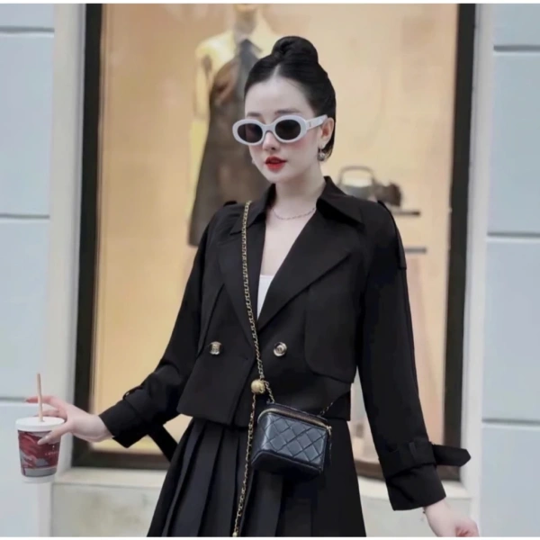 Khi đã sở hữu một chiếc áo khoác măng tô, việc duy trì màu sắc và độ form là yếu tố quyết định tuổi thọ của sản phẩm. (Ảnh 4)