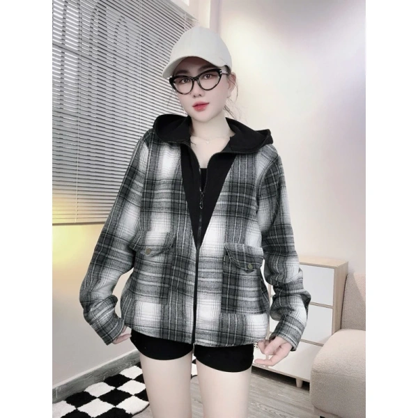 Với cách phối trang trên, bạn sẽ duy trì cảm giác mát mẻ, đồng thời vẫn có lớp áo che nắng đủ cho các buổi dạo phố, công việc ngoài trời hay những buổi gặp gỡ bạn bè. (Ảnh 5)