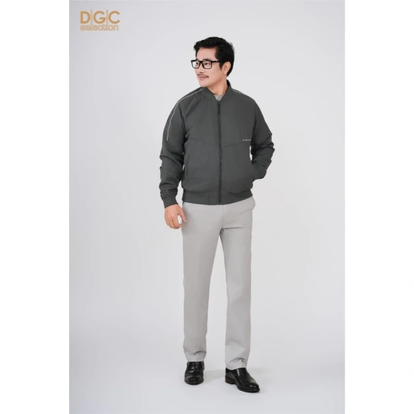 Đối với những người thích phong cách năng động nhưng không muốn “đổ mồ hôi” quá nhanh trong những buổi dạo phố sáng sớm, sự kết hợp 95 % polyester + 5 % spandex được đánh giá là cân bằng tối ưu. (Ảnh 3) Đối với những người thích phong cách năng động nhưng không muốn “đổ mồ hôi” quá nhanh trong những buổi dạo phố sáng sớm, sự kết hợp 95 % polyester + 5 % spandex được đánh giá là cân bằng tối ưu. (Ảnh 3)