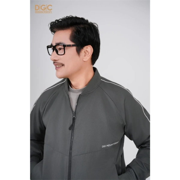 Một trong những mẫu áo khoác trung niên 2 lớp được nhiều người dùng đánh giá cao là Áo khoác trung niên 2 lớp WAJKBD133M – Áo khoác nam mùa thu trẻ trung của DGC Selection. (Ảnh 4) Một trong những mẫu áo khoác trung niên 2 lớp được nhiều người dùng đánh giá cao là Áo khoác trung niên 2 lớp WAJKBD133M – Áo khoác nam mùa thu trẻ trung của DGC Selection. (Ảnh 4)