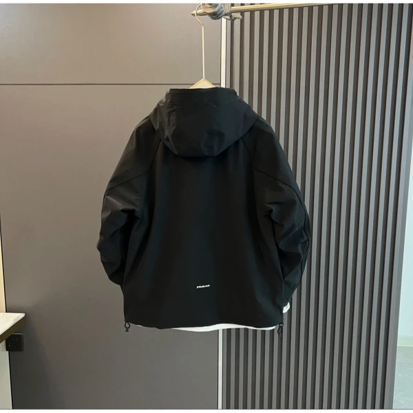 Các áo khoác thời trang Nhật Bản thường áp dụng công nghệ phủ PU (polyurethane) hoặc DWR (Durable Water Repellent). (Ảnh 2)