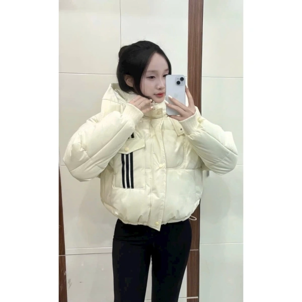 Kết hợp khéo léo giúp giảm tối đa cảm giác “tay lạnh” mà vẫn duy trì vẻ ngoài gọn gàng của áo khoác ngắn. (Ảnh 3) Kết hợp khéo léo giúp giảm tối đa cảm giác “tay lạnh” mà vẫn duy trì vẻ ngoài gọn gàng của áo khoác ngắn. (Ảnh 3)