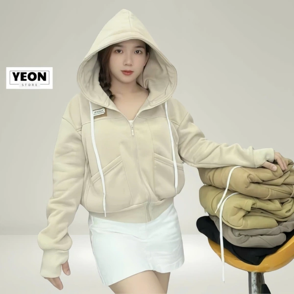 Áo khoác gió đa năng thường được làm từ vật liệu polyester hoặc nylon, khả năng chống thấm tốt nhưng lại không giữ ấm cho người mặc khi trời se lạnh vào buổi tối. (Ảnh 3)