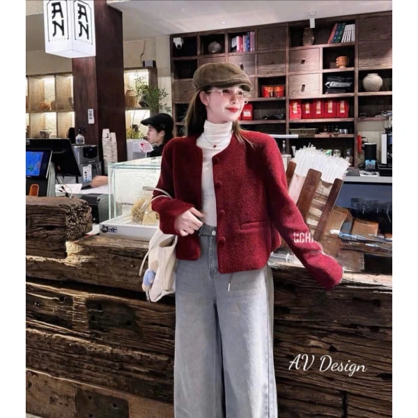 Trong danh mục “áo khoác nữ” đang được ưa chuộng, mẫu Áo Khoác Nữ Áo Màu Đỏ Mận Hàng Có Đệm Cầu Vai Đứng Form Mặc Noel Tết Chuẩn Loại 1 AV Design mang đến một sự kết hợp hài hòa giữa phong cách cổ điển và hiện đại. (Ảnh 5) Trong danh mục “áo khoác nữ” đang được ưa chuộng, mẫu Áo Khoác Nữ Áo Màu Đỏ Mận Hàng Có Đệm Cầu Vai Đứng Form Mặc Noel Tết Chuẩn Loại 1 AV Design mang đến một sự kết hợp hài hòa giữa phong cách cổ điển và hiện đại. (Ảnh 5)