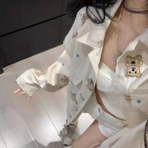 Áo khoác ngắn không chỉ dành cho ngày đi học hay đi làm, mà còn có thể chuyển đổi thành outfit dự tiệc nếu biết cách “đánh bật”. (Ảnh 4) Áo khoác ngắn không chỉ dành cho ngày đi học hay đi làm, mà còn có thể chuyển đổi thành outfit dự tiệc nếu biết cách “đánh bật”. (Ảnh 4)