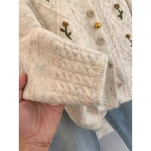 Với một chiếc áo len cardigan hoa, bạn có thể biến hóa phong cách từ công sở, dạo phố, cho tới những buổi hẹn hò tối mát. (Ảnh 3) Với một chiếc áo len cardigan hoa, bạn có thể biến hóa phong cách từ công sở, dạo phố, cho tới những buổi hẹn hò tối mát. (Ảnh 3)