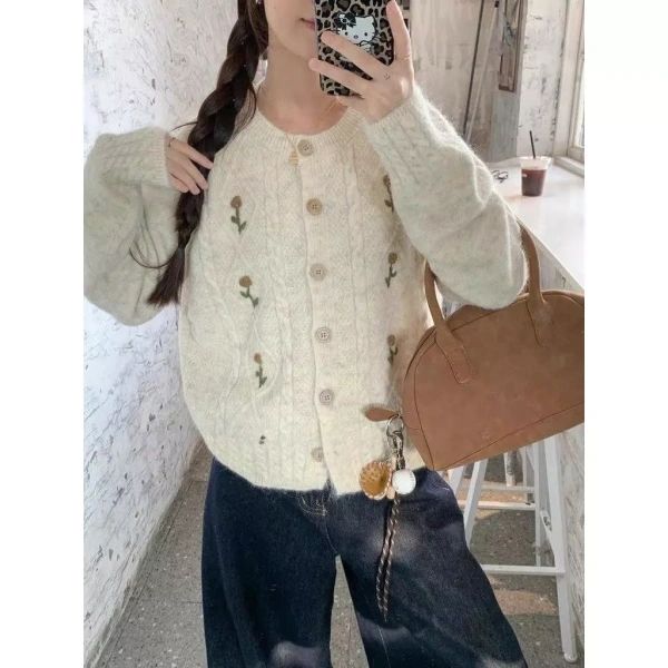 Trong số các mẫu được người tiêu dùng đánh giá cao, Áo len cardigan dài tay phối họa tiết hoa độc đáo chất liệu len mềm mịn hottrend KHOSI SP403 là một lựa chọn đáng cân nhắc. (Ảnh 5) Trong số các mẫu được người tiêu dùng đánh giá cao, Áo len cardigan dài tay phối họa tiết hoa độc đáo chất liệu len mềm mịn hottrend KHOSI SP403 là một lựa chọn đáng cân nhắc. (Ảnh 5)