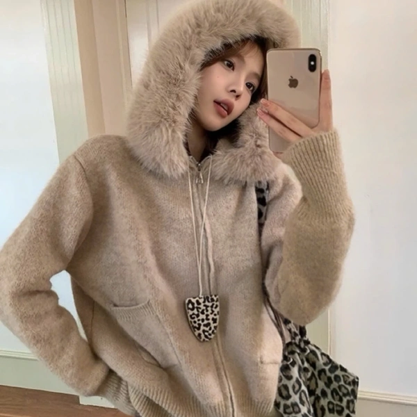 Mặc dù “oversize” là xu hướng, nhưng tay áo quá rộng lại gây ra một số bất lợi đáng chú ý, nhất là trong không gian chật hẹp như trạm metro hoặc cánh cửa xe buýt. (Ảnh 2)
