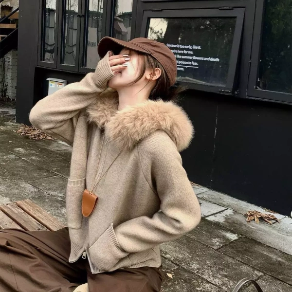 Áo len dệt kim dày có mũ lông giữ ấm tuyệt vời, nhưng phần tay áo rộng lại khiến tay dễ bị kẹt khi vào cổng metro. - Ảnh 5