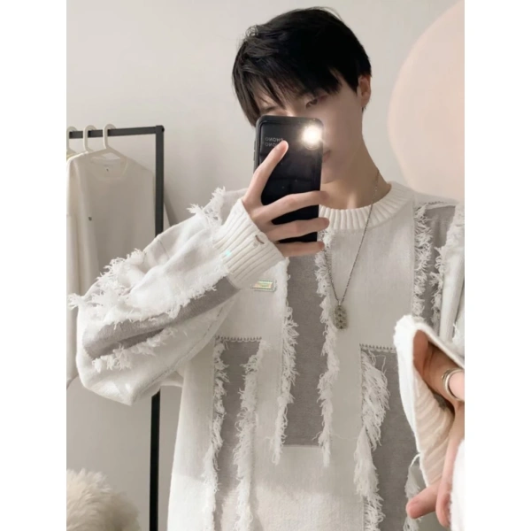 Đúng, vì màu sáng được đặt ở tay áo và cổ, phần thân áo tối màu, việc tập trung trọng lượng lên phía trên giúp tạo cảm giác cân bằng cho các dáng người cao hoặc thấp. (Ảnh 5) Đúng, vì màu sáng được đặt ở tay áo và cổ, phần thân áo tối màu, việc tập trung trọng lượng lên phía trên giúp tạo cảm giác cân bằng cho các dáng người cao hoặc thấp. (Ảnh 5)