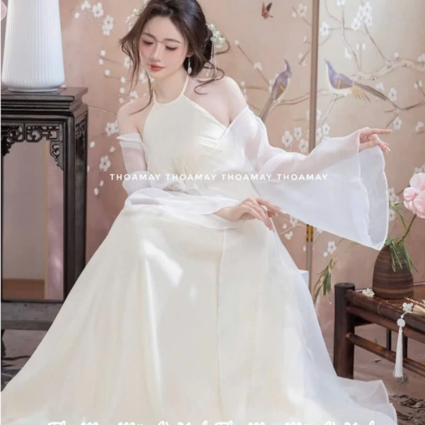 Với những yếu tố này, áo lụa màu be ánh vàng họa tiết sen thường được lựa chọn cho các buổi tiệc đầu năm, hội chợ, hay những buổi chụp ảnh nghệ thuật, mang lại ấn tượng mạnh mẽ cho người mặc. (Ảnh 2)