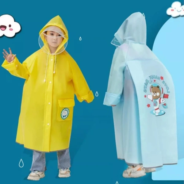 Áo mưa bé có kính chắn và lớp che balo EVA dù dễ thương, nhưng lại làm con khó di chuyển khi mưa rào - Ảnh 1 Áo mưa bé có kính chắn và lớp che balo EVA dù dễ thương, nhưng lại làm con khó di chuyển khi mưa rào - Ảnh 1