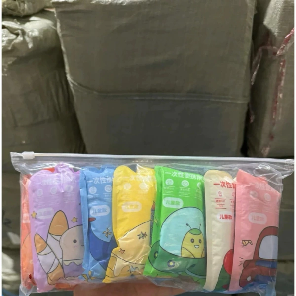 Mặc dù áo mưa được quảng cáo là “dễ dàng để gập”, thực tế một số phụ huynh vẫn cảm thấy lúng túng. (Ảnh 2)