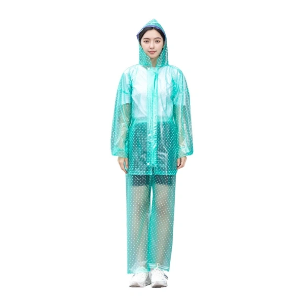 Bộ áo mưa chấm bi thường được bán kèm mũ, tuy nhiên nếu bạn có mũ bảo hiểm hoặc mũ lái xe riêng, cần xem xét kích thước đầu áo có đủ chỗ mở không. (Ảnh 5)