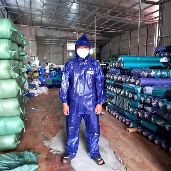 Áo mưa dẻo không thấm nước khiến cách bế ô khi gió bão phải thay đổi hoàn toàn. - Ảnh 2 Áo mưa dẻo không thấm nước khiến cách bế ô khi gió bão phải thay đổi hoàn toàn. - Ảnh 2