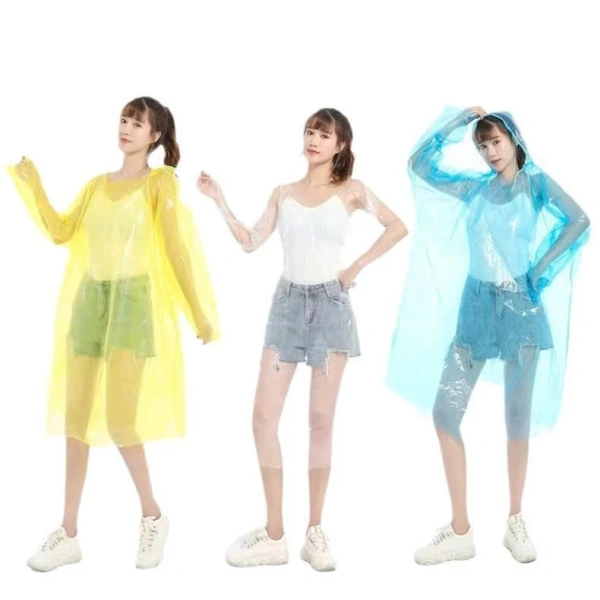 Đối với những ngày mưa bão có gió mạnh, bạn có thể mặc một lớp áo thun hoặc áo khoác nhẹ dưới áo mưa để giảm ma sát trực tiếp với da, từ đó giảm nguy cơ rách do va chạm với các vật cứng như cành cây, đá. (Ảnh 3) Đối với những ngày mưa bão có gió mạnh, bạn có thể mặc một lớp áo thun hoặc áo khoác nhẹ dưới áo mưa để giảm ma sát trực tiếp với da, từ đó giảm nguy cơ rách do va chạm với các vật cứng như cành cây, đá. (Ảnh 3)