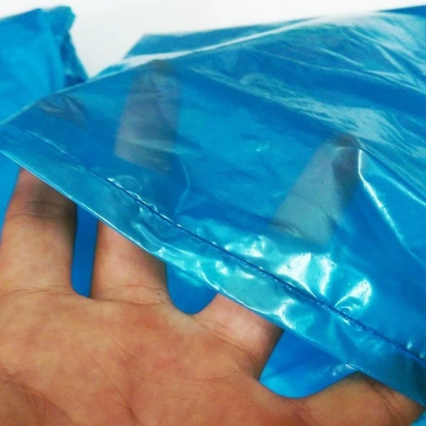 Để hiểu sâu hơn, ta cần xét tới cách cơ thể tương tác với lớp áo mưa. (Ảnh 2)