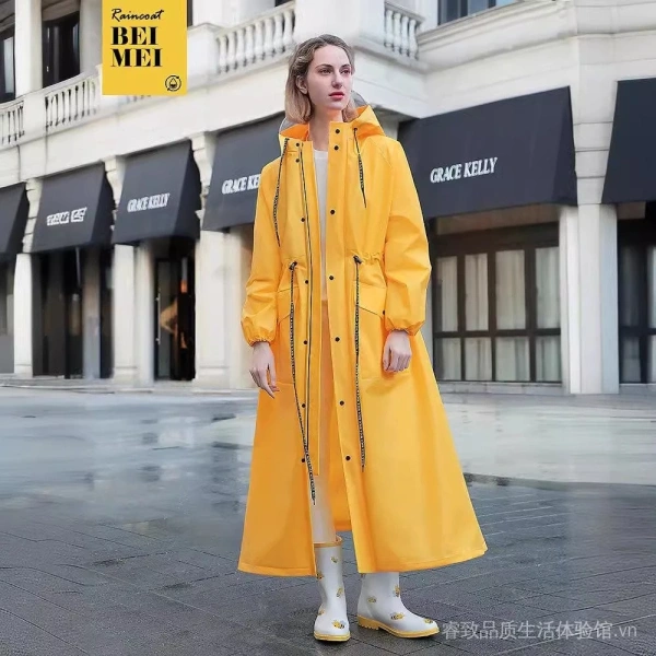 Trong những năm gần đây, nhu cầu mua áo mưa cho xe điện đã tăng đáng kể, phản ánh sự gia tăng số lượng người sử dụng xe điện cá nhân tại các đô thị Việt Nam. (Ảnh 2)