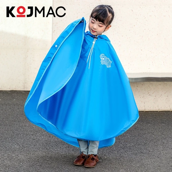 Đây là một mẫu áo mưa được làm từ chất liệu vải dù dày dặn, không thấm nước và có nút bấm chắc chắn. (Ảnh 3)